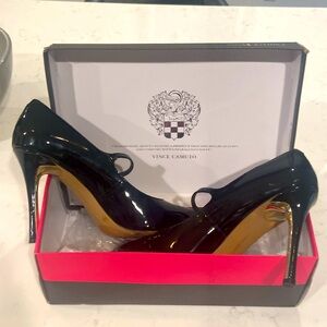 CLASSY VINCE CAMUTO patent leather pump with strap